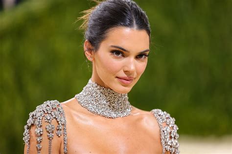 Kendall Jenner S Halloween Wig Was Over A Foot Tall See Photo Allure