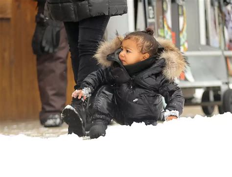 North West Y Su Divertido Paseo En Una ¿maleta