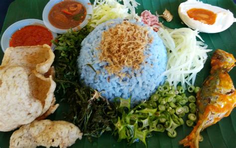 Your nasi kerabu can be accompanied by anything you want ….but it's usually eaten with a choice of ikan goreng one of the more unique local dishes is nasi kerabu which is essentially a malay rice dish. Cik Mek Molek at PJ SS3 Selera Wawasan | Kuisugi
