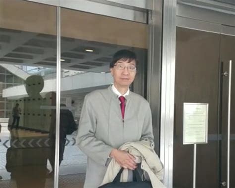 律政司司長 袁國強 表示，實施「一地兩檢」絕對不存在「割地」元素或效果，指《 基本法 》清晰列明香港特區境內土地和自然資源屬國有，由特區管理、使用、開發、出租. 【DR美容案】袁國勇形容3死傷者情況恐怖 四肢轉黑 -- 星島日報