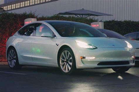 Even in base form, the 2021 tesla model 3 is no slouch, capable of sprinting to 60 mph in just 5.3 seconds with a top speed of 140 mph. Tesla Model 3 Officially Launched, Detailed Specifications and Photos Here