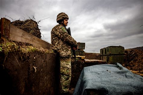 Russian Soldiers Issued Wwii Era Metal Helmets Obsolete Weapons Ukraine