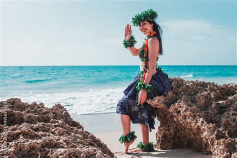 Foto De Hawaii Dancer Smiling Woman On The Beach Showing Her Hands