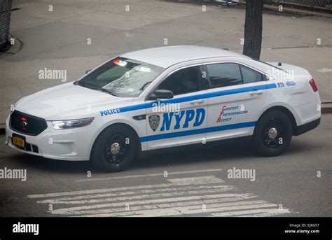Une Ford Taurus Police Interceptor Nypd Rmp Est Vu Au Ralenti Dans Le