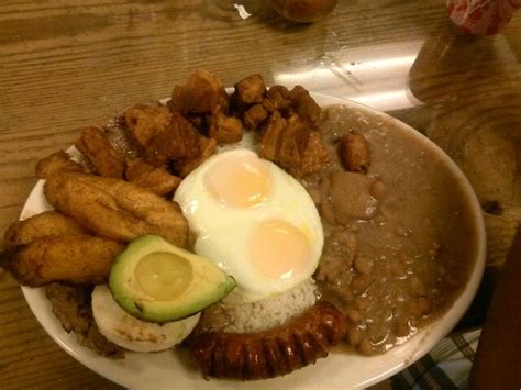 Vous trouverez facilement la bandeja paisa à medellin. Bandeja paisa from Medellin ,Colombia | Bandeja paisa ...