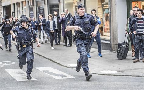 Swedish Police Officers Running Into Action [1240x782] Policeporn