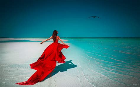 Фото Девушка в красном платье стоит у берега моря фотограф Светлана Беляева