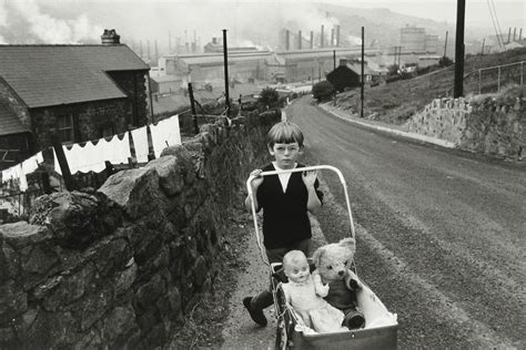 New Bruce Davidson Exhibition Captures Britain On The Cusp Of Modernising