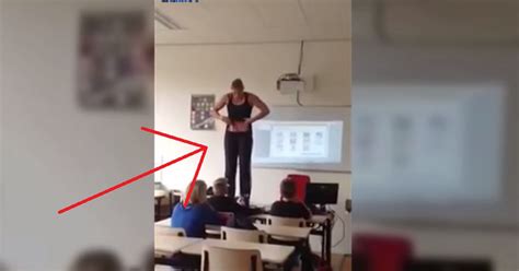 Lehrerin zieht sich nackt vor ihren Schülern aus Ein Schüler filmt es