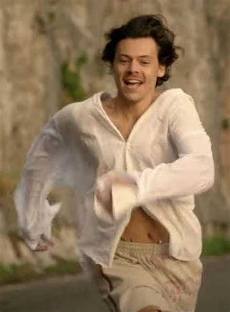 harry styles fans swoon as they notice ‘bulge as he strips off in new music video xoom