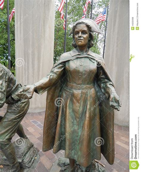 enfermera de sexo femenino statue de la segunda guerra mundial foto de archivo editorial