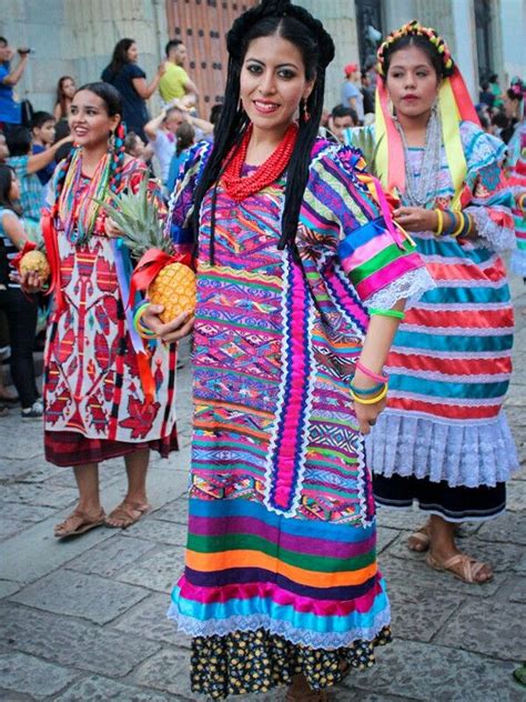 Trajes Tipicos En Festival Flor De Pi A Mexico Mexican Outfit Traditional Mexican Dress