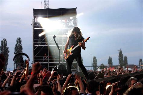 Afterwards, ron mcgovney became the band's bassist. «Yverdon! Metallica loves and respects you!» - La Région