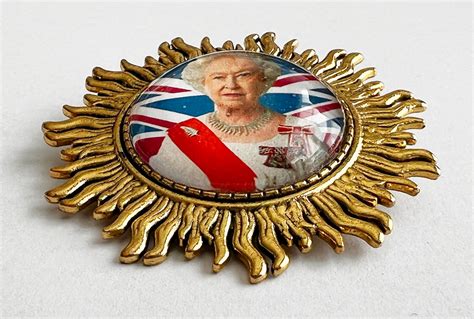 Queen Elizabeth Ii Royal Pin Brooch Hollee