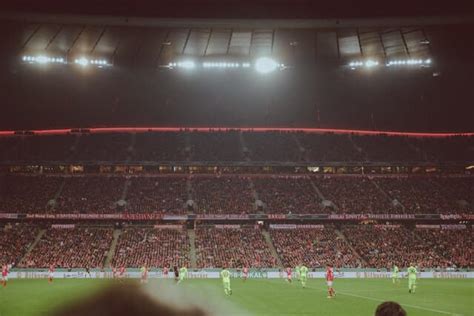 In de groepsfase van het ek voetbal van 2021 zullen 24 teams het tegen elkaar opnemen in 6 poules (lopend van a t/m f) met elk 4 landen. München speelstad EK 2021 - Programma Allianz Arena en meer