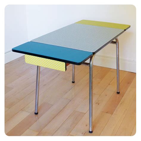Il séduira les designers, architectes et décorateurs à partir de 1950, particulièrement dans l'agencement des cuisines : table formica, mobilier vintage revisité tout en couleur ...