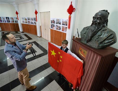 Estudiantes rusos compiten en escribir el chino mandarín Spanish china org cn 中国最权威的西班牙语新闻网站