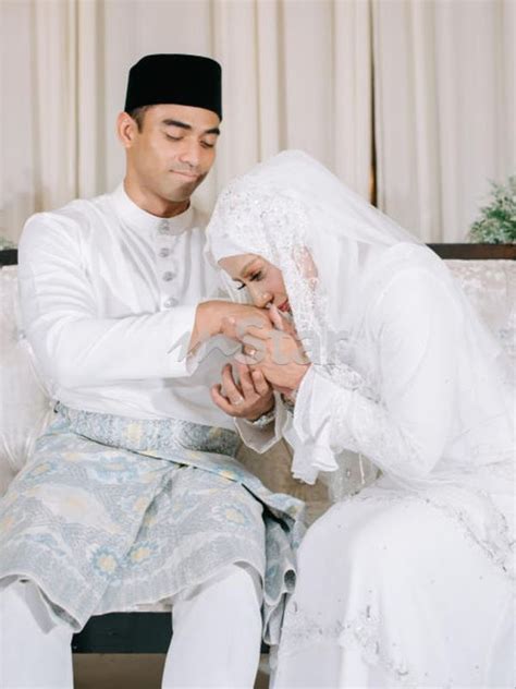 Pada jun tahun lalu, adi mencetuskan kontroversi apabila berkahwin dengan norshahida dzolkifly, 34, pada 20 jun 2016. "Reda & Tawakal," - Datuk A.Aida, Ariff Aziz Sah Bercer4i ...