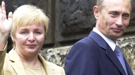 Frau putins gesicht sei von auftritt zu auftritt unglücklicher, ihr kummerspeck dicker geworden. Kurz vor ihrem 30. Hochzeitstag: Wladimir Putin und seine ...