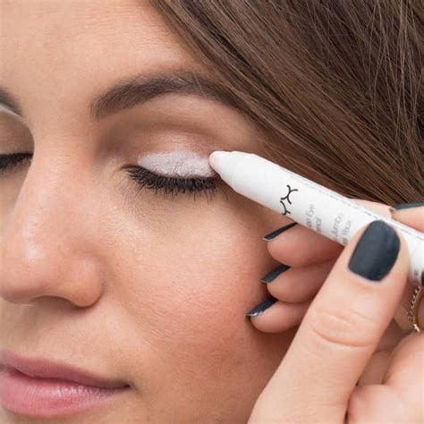 22 Eyeliner Hacks To Transform Your Beauty Routine Eye Liner Tricks