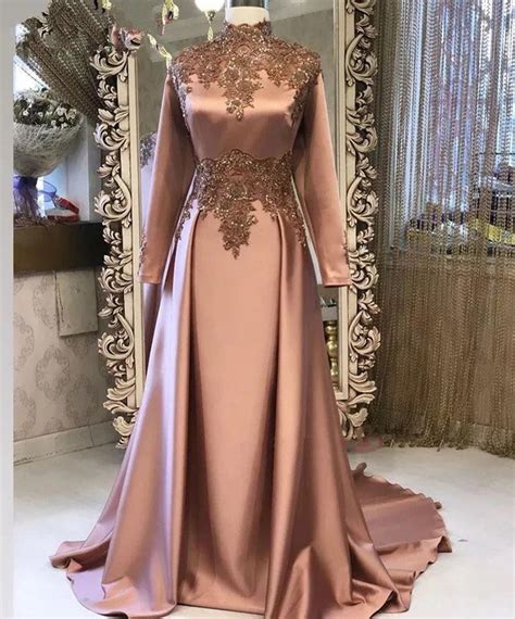 Dubai Style Muslim Long Sleeves Women Formal Evening Gowns Stunning Beaded Appliques Top Satin