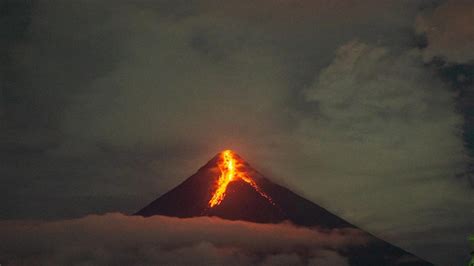 Lava Pours From Mayon Volcano Thousands Warned To Be Ready To Flee