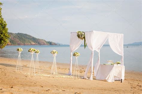 Heart shape altar in the sand with petals. Wedding altar on the beach — Stock Photo © Smirno #34865751