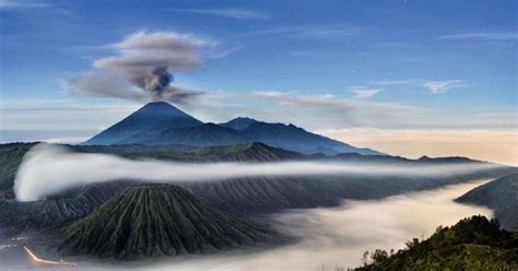Di puncak gunung setinggi 2.443 meter di atas permukaan laut tersebut terdapat danau kaldera dengan kandungan air sangat asam terbesar di dunia, kawah ijen. Gambar GununG - Lucu dan Keren