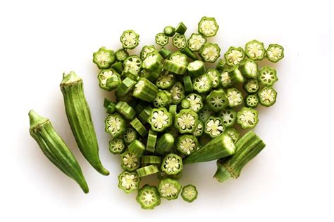 Der baum erreicht eine höhe von 2,50 m, hat gezahnte blätter und große, gelbe blüten. Okraschoten für Lousiana Gumbo Rezept » Taste of Travel