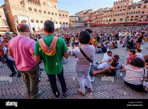 Siena Italy August 2017 A Group Of People Attend One Of The Dry