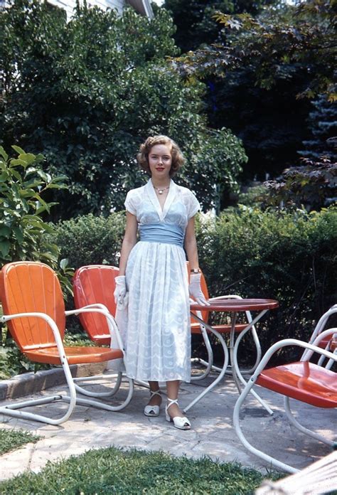 Everyday Life In The Past Photo 1940s Fashion Women 1940s Woman