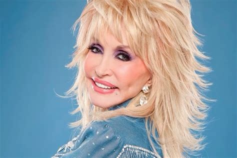 why dolly parton sleeps with makeup on countrytown latest country music news and releases