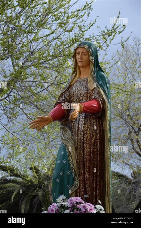 Una Estatua De La Virgen María Fotografía De Stock Alamy