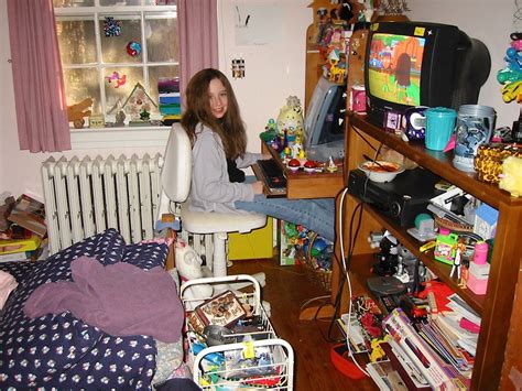 Can There Be A More Early 2000s Childhood Bedroom Rnostalgia