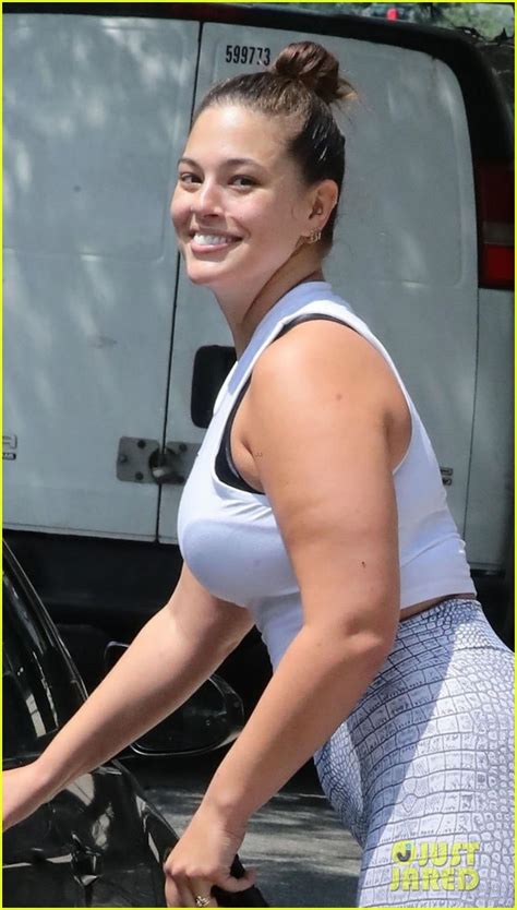 Annie murphy yoga pants : Ashley Graham Flashes a Smile While Leaving the Gym in NYC ...