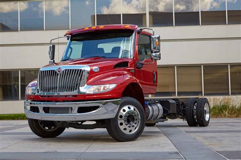 Front 3-Qtr Drive | Southland International Trucks