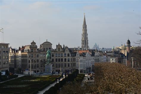 Graniczy od południa z francją (620 km) i z. Zdjęcia: Bruksela, Stolica, Widok na Stare Miasto, BELGIA