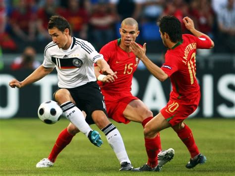 Vergleich der deutschen nationalmannschaft mit dem dänischen team. DFB-Team steht nach 3:2 gegen Portugal im Halbfinale ...