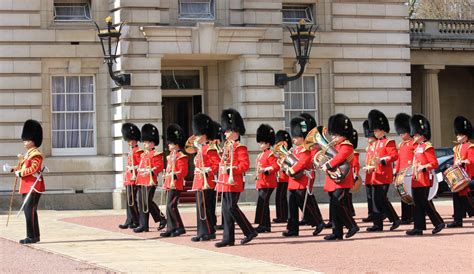 A Guide To Changing Of The Guard At Londons Buckingham Palace