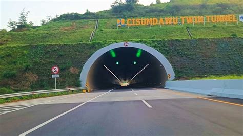 Sejuk Suasana Pagi Tol Cisumdawu Melintas Di Twin Tunnel Masih