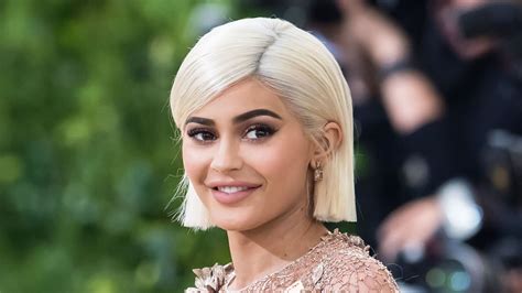 Kylie Jenner Makes 1 Million For Instagram Posts Kylie Jenner Net Worth And Income Marie Claire