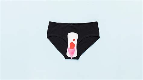 vista superior braguitas con compresa y copa menstrual foto gratis