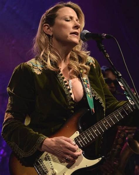 Pin By Fahmi On Female Guitarists Susan Tedeschi Women In Music Female Guitarist