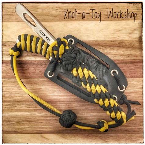 The cobra braid is the most popular, and looks best when made with 2 pieces of paracord. Knot-AToy: Knife & Spike : paracord