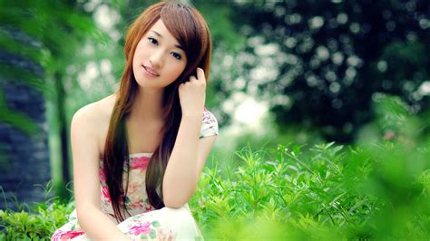 壁紙 美しい若いアジアの女の子、スカート、緑の植物、夏 2560x1600 hd 無料のデスクトップの背景 画像