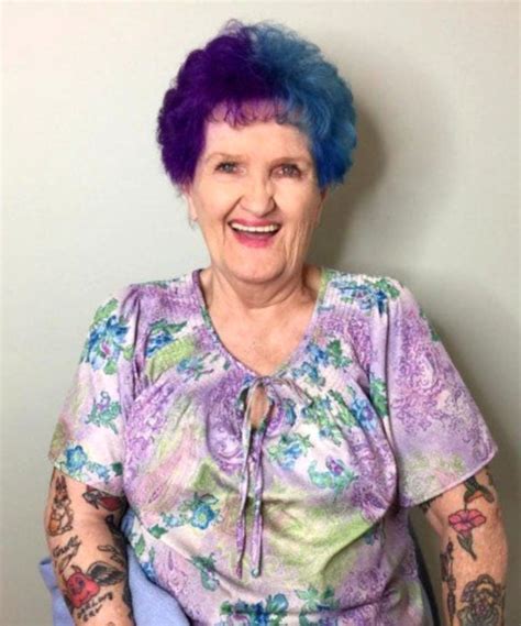 Abuelitas Que Son Felices Con El Cabello Teñido De Colores