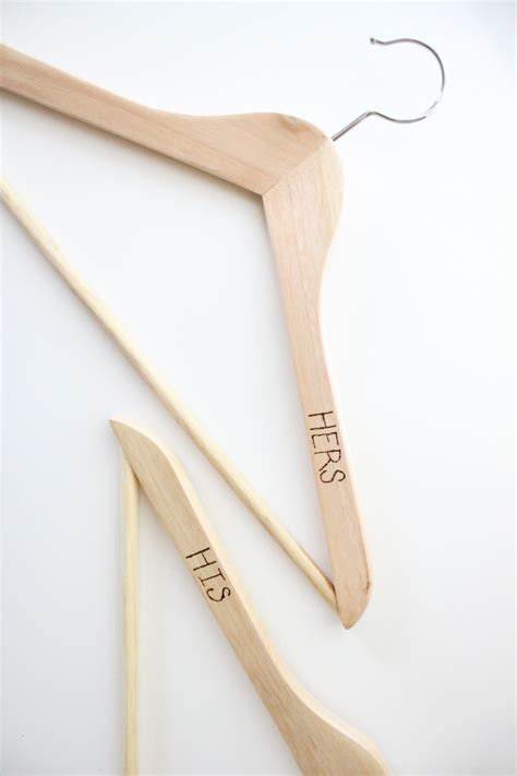 Bu sayfada ingilizce hangers türkçesi nedir hangers ne demek hangers ile ilgili cümleler türkçe çevirisi eş anlamlısı synonym hangers hakkında bilgiler ingilizcesi hangers anlamı tanımı türkçe. Etched Wooden Clothes Hangers