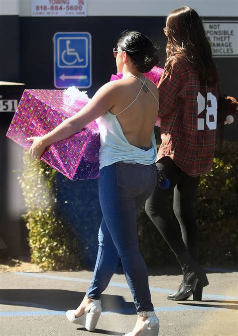 Ariel Winter In Tight Jeans Handling A Large Package In Los Angeles October 1 2016 Celebs