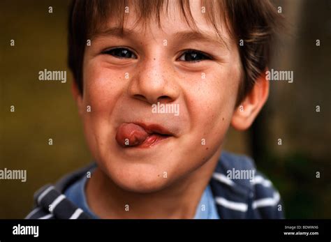 Kleiner Junge Grimassen Stockfotografie Alamy