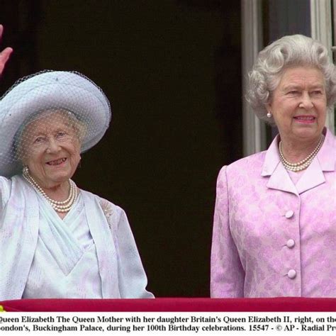La Reina Madre Y Su Hija Isabel Ii Durante Su 100 Cumpleaños La Familia Real Británica En